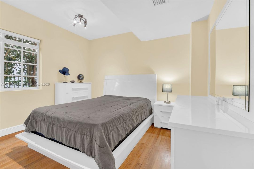 For Sale: $229,000 (1 beds, 1 baths, 570 Square Feet)