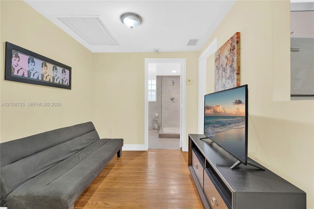 For Sale: $229,000 (1 beds, 1 baths, 570 Square Feet)
