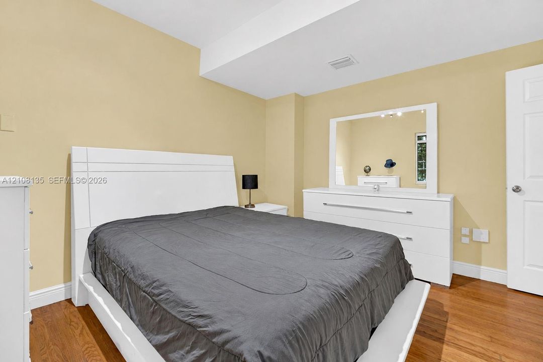 For Sale: $229,000 (1 beds, 1 baths, 570 Square Feet)
