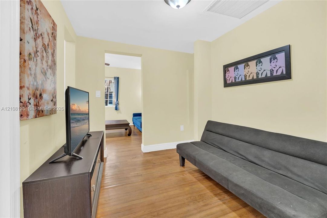 For Sale: $229,000 (1 beds, 1 baths, 570 Square Feet)