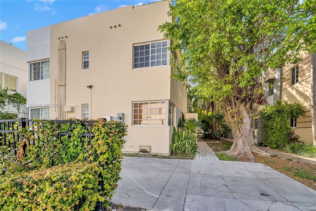 For Sale: $229,000 (1 beds, 1 baths, 570 Square Feet)