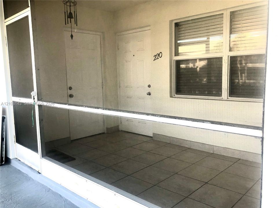 SPACIOUS SCREENED PORCH