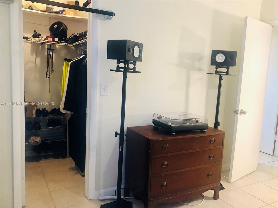 WALKING CLOSET