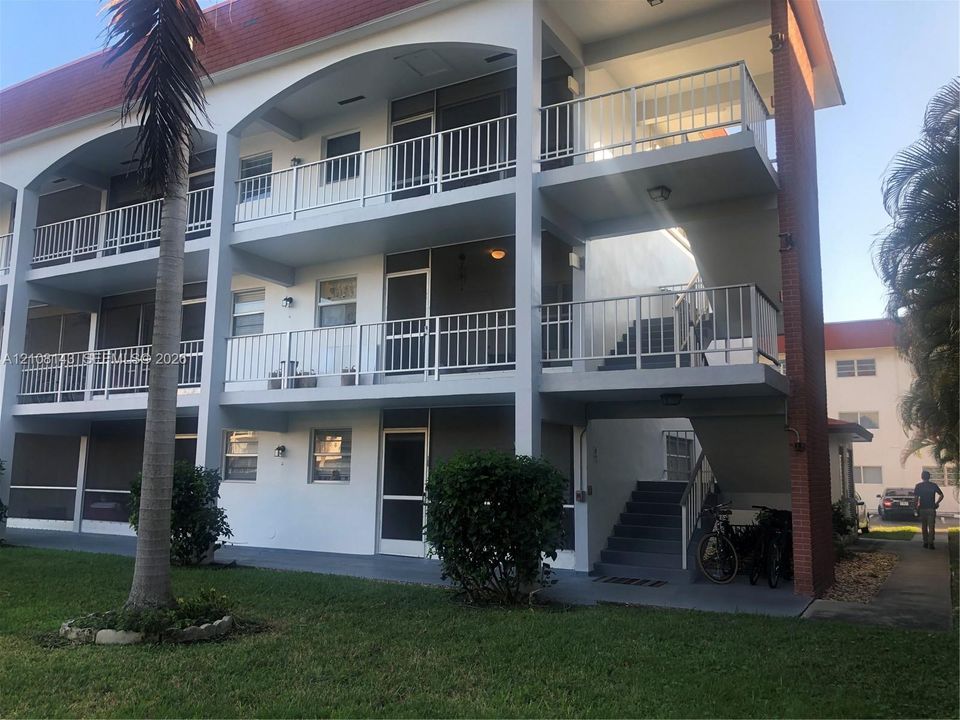 BOUTIQUE THREE STORY BUILDING (#220 IS A CORNER UNIT LOCATED ON THE 2ND FLOOR)