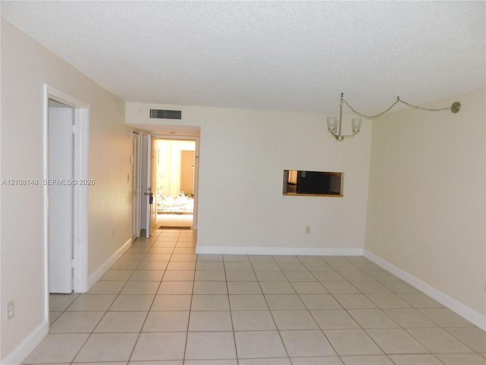 For Rent: $1,900 (1 beds, 1 baths, 705 Square Feet)