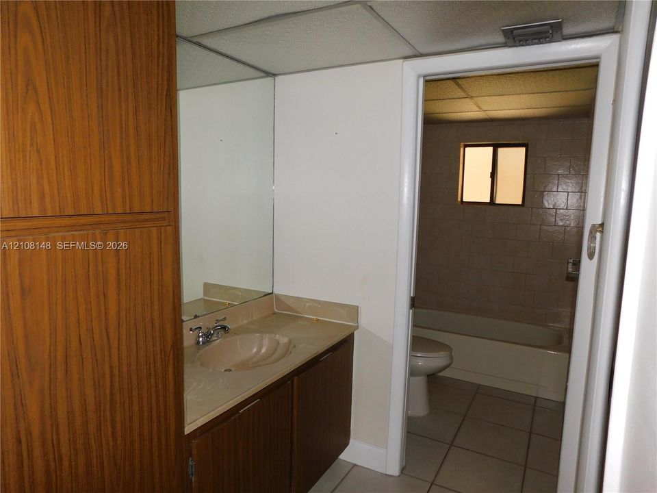 For Rent: $1,900 (1 beds, 1 baths, 705 Square Feet)