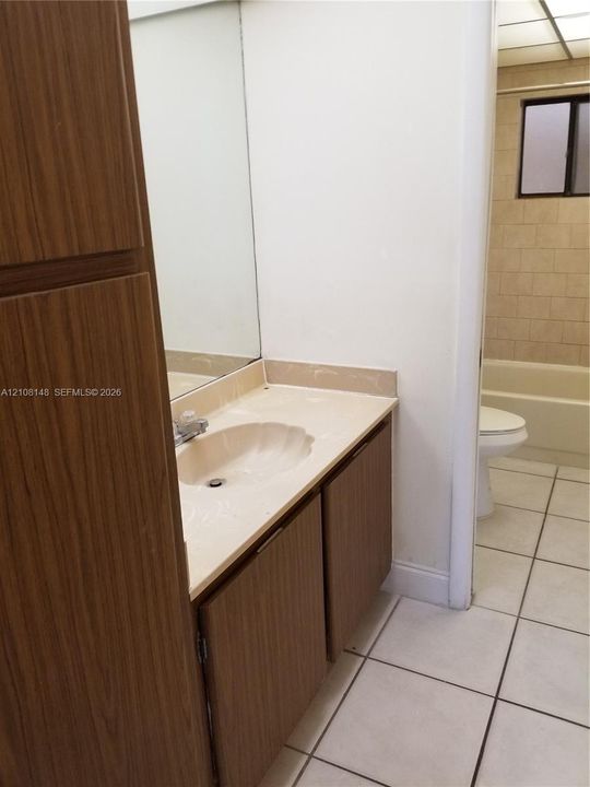 For Rent: $1,900 (1 beds, 1 baths, 705 Square Feet)