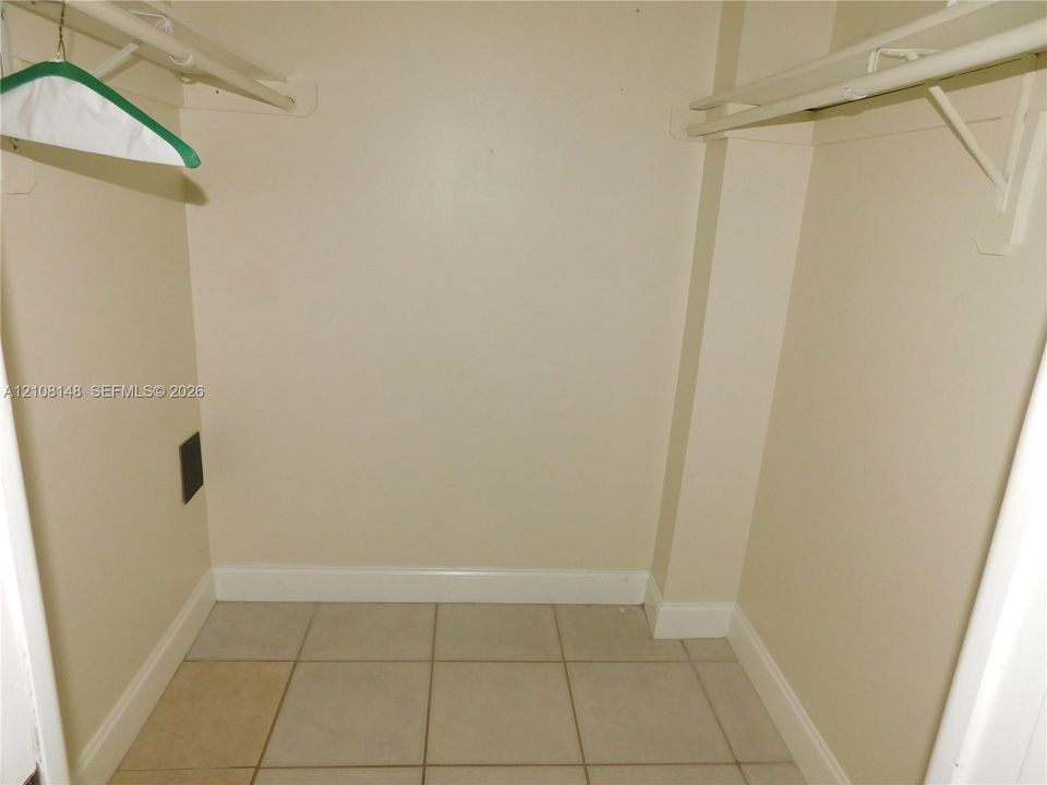 For Rent: $1,900 (1 beds, 1 baths, 705 Square Feet)