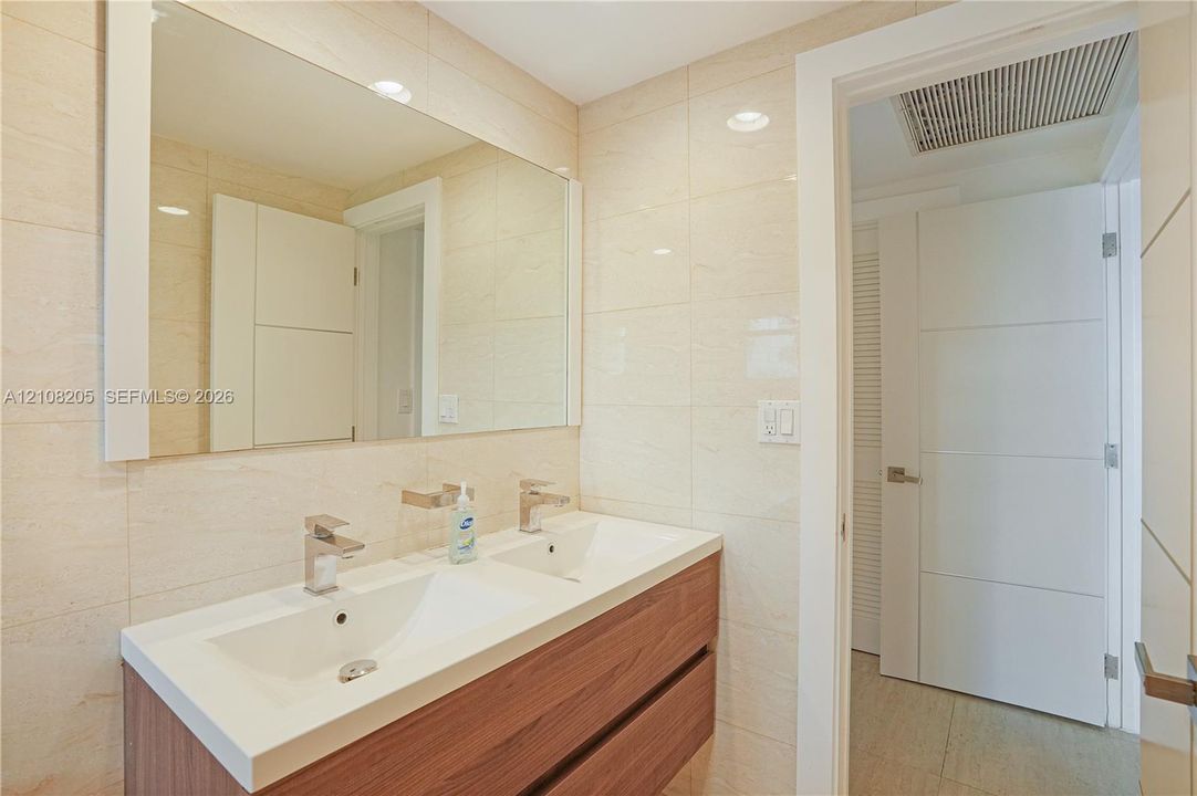For Sale: $560,000 (2 beds, 2 baths, 1346 Square Feet)
