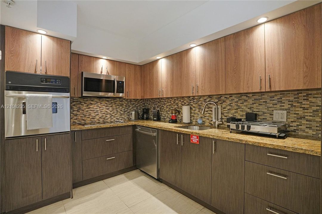 For Sale: $560,000 (2 beds, 2 baths, 1346 Square Feet)