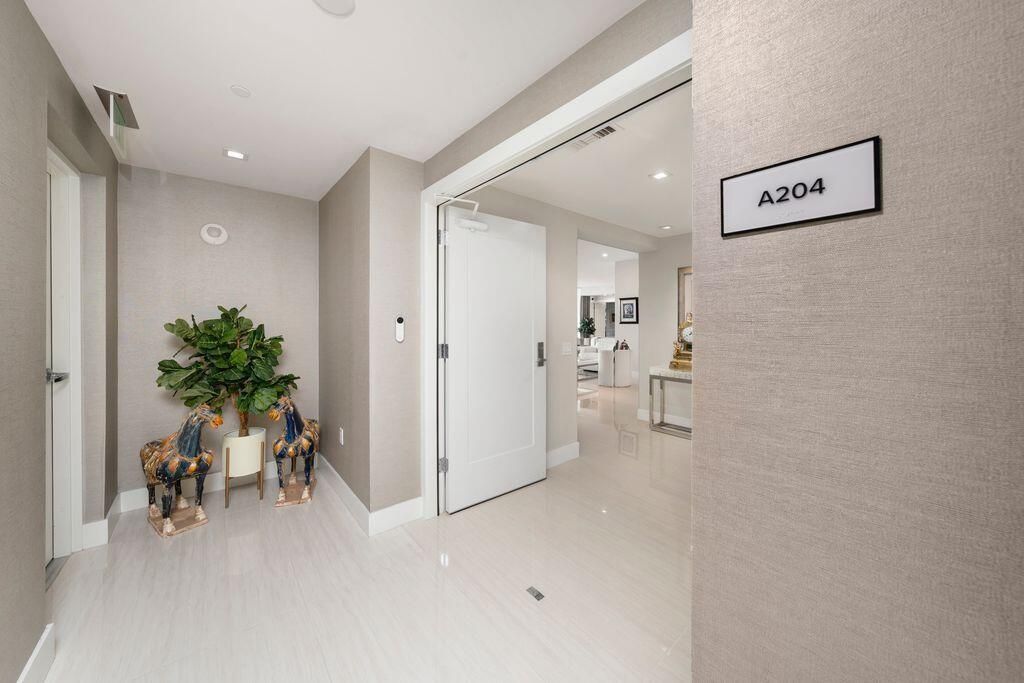 Private Foyer Entry