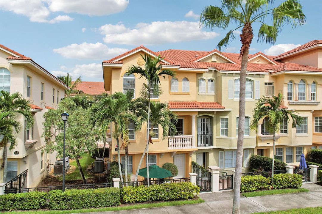 2548 Gardens Parkway - END UNIT
