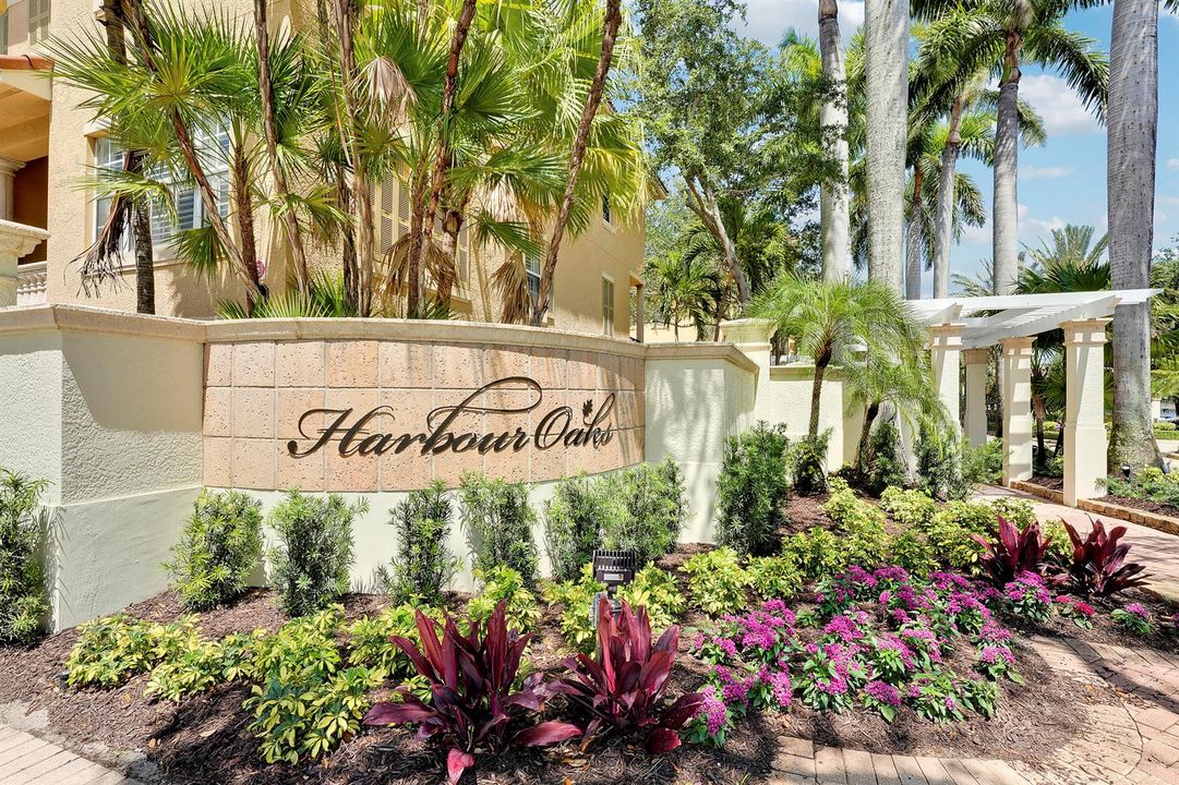 Harbour Oaks Entrance