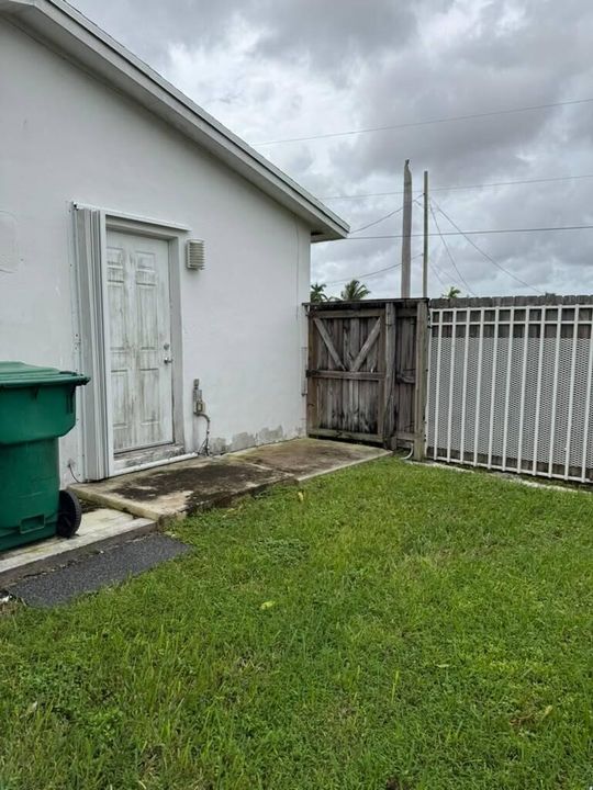 Right rear side gate
