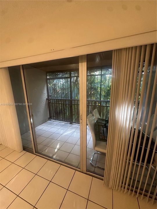 For Rent: $2,050 (1 beds, 1 baths, 922 Square Feet)