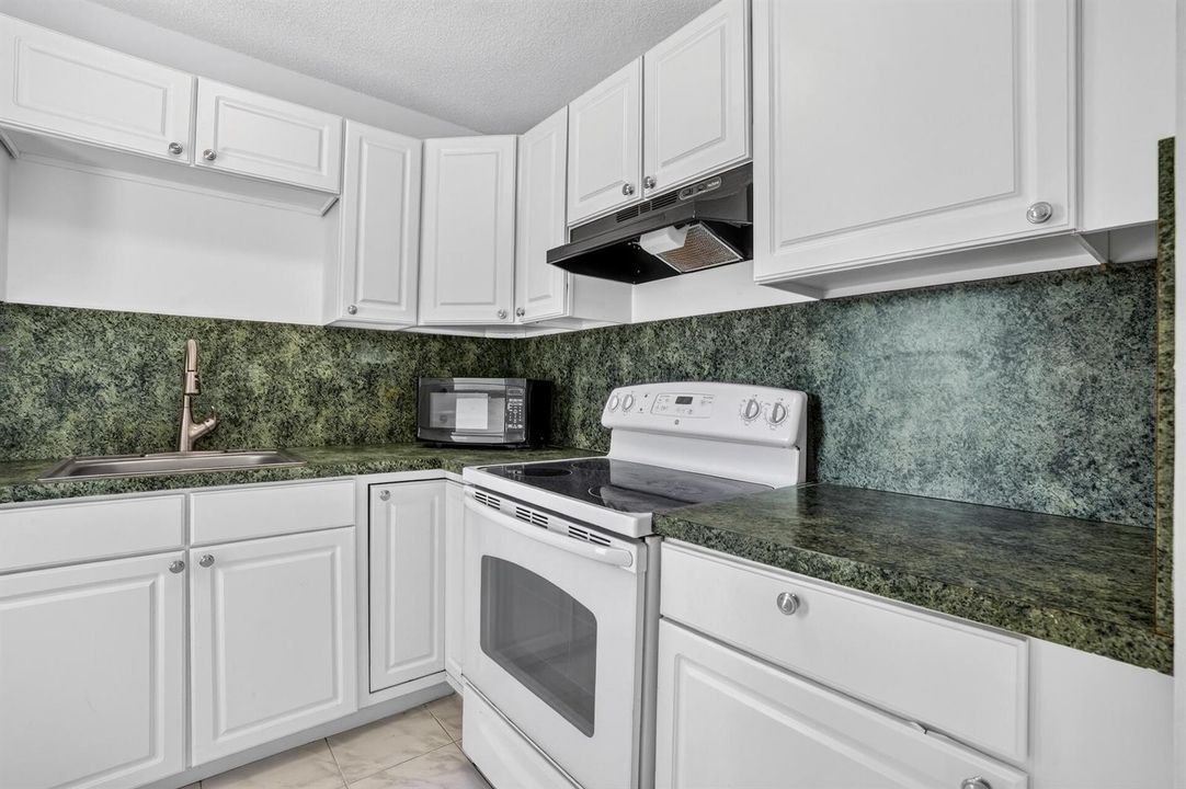 Horizon 404 KITCHEN-2