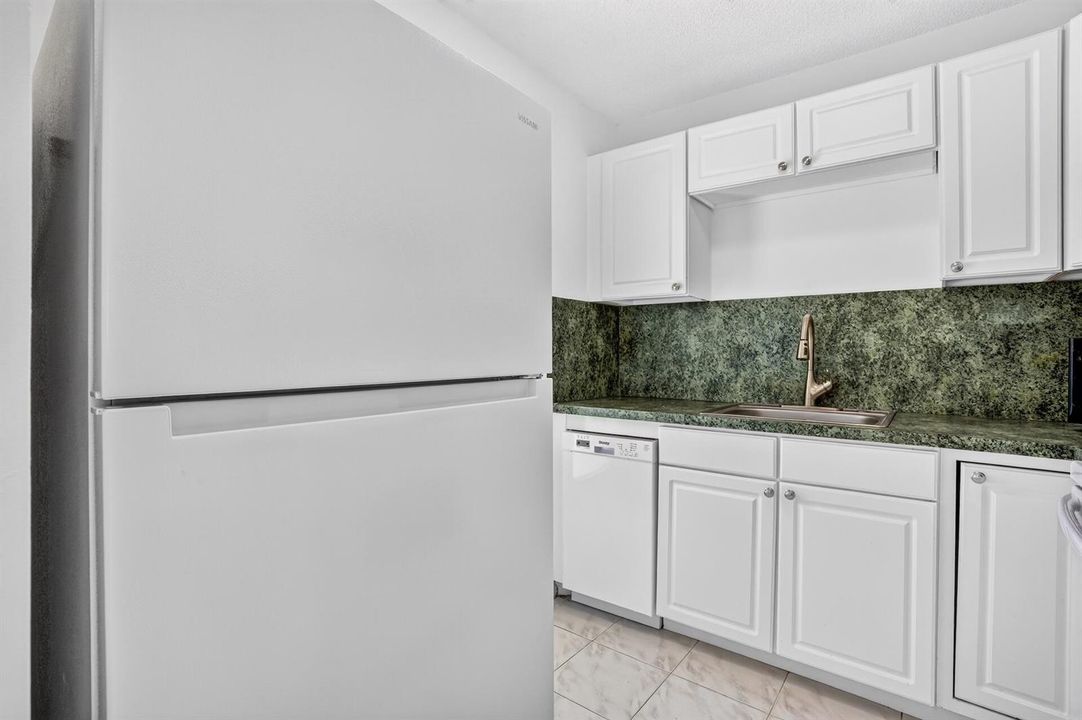 Horizon 404 KITCHEN-3
