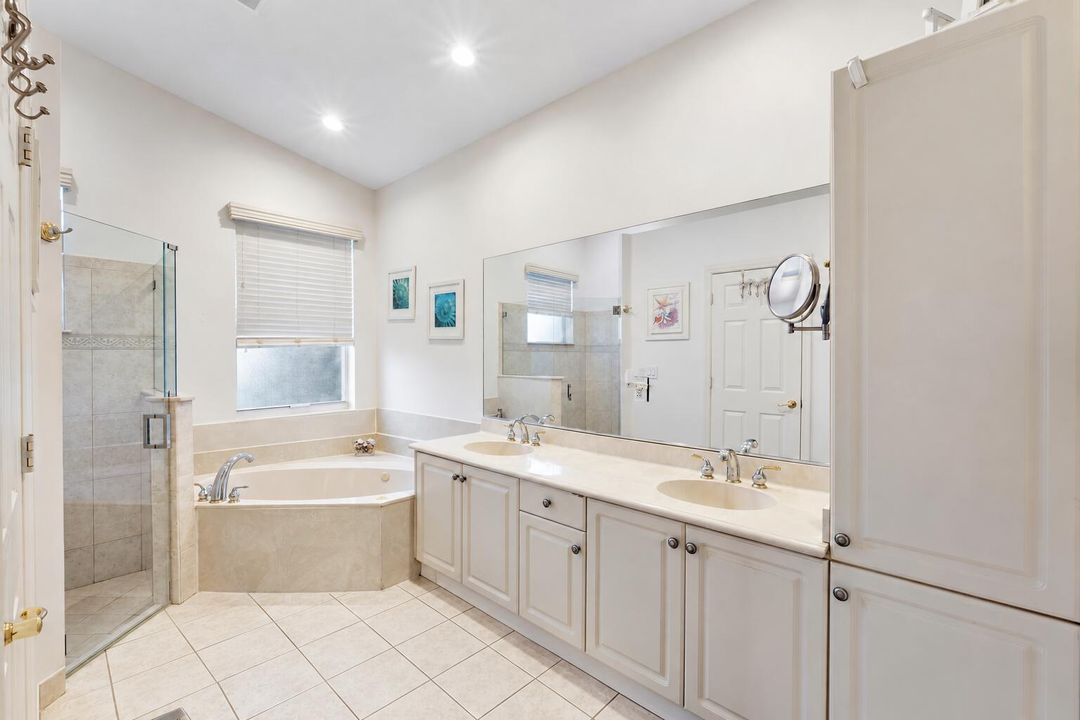*master bath526173BF-BC07-4CEC-BF60-146B