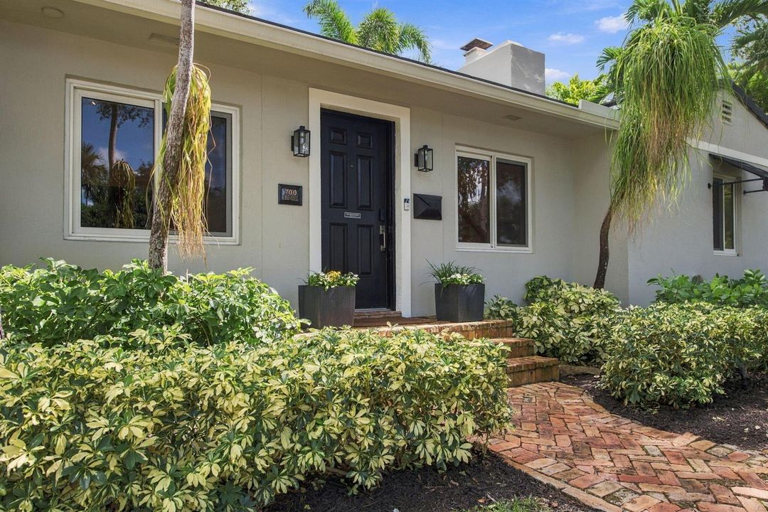2-web-or-mls-700-n-victoria-park-rd
