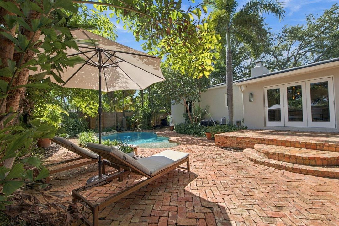 22-web-or-mls-700-n-victoria-park-rd