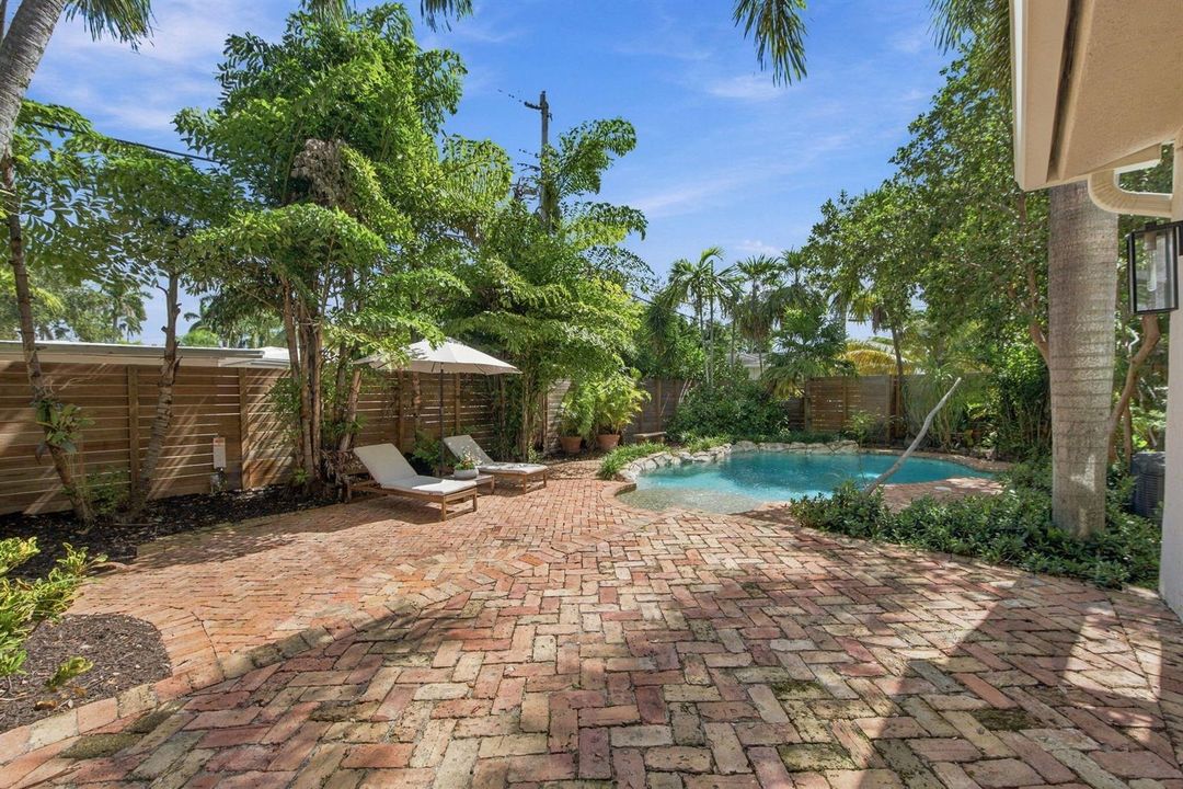 21-web-or-mls-700-n-victoria-park-rd