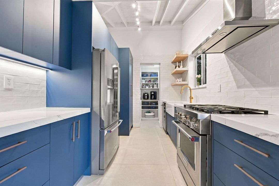 8-web-or-mls-700-n-victoria-park-rd