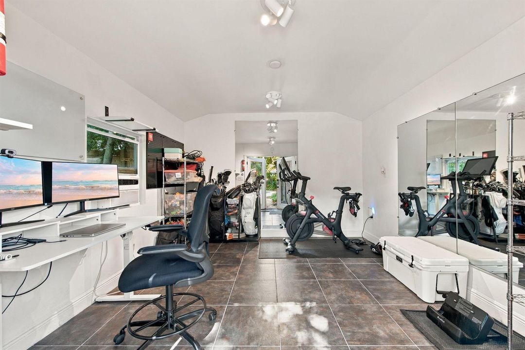 26-web-or-mls-700-n-victoria-park-rd