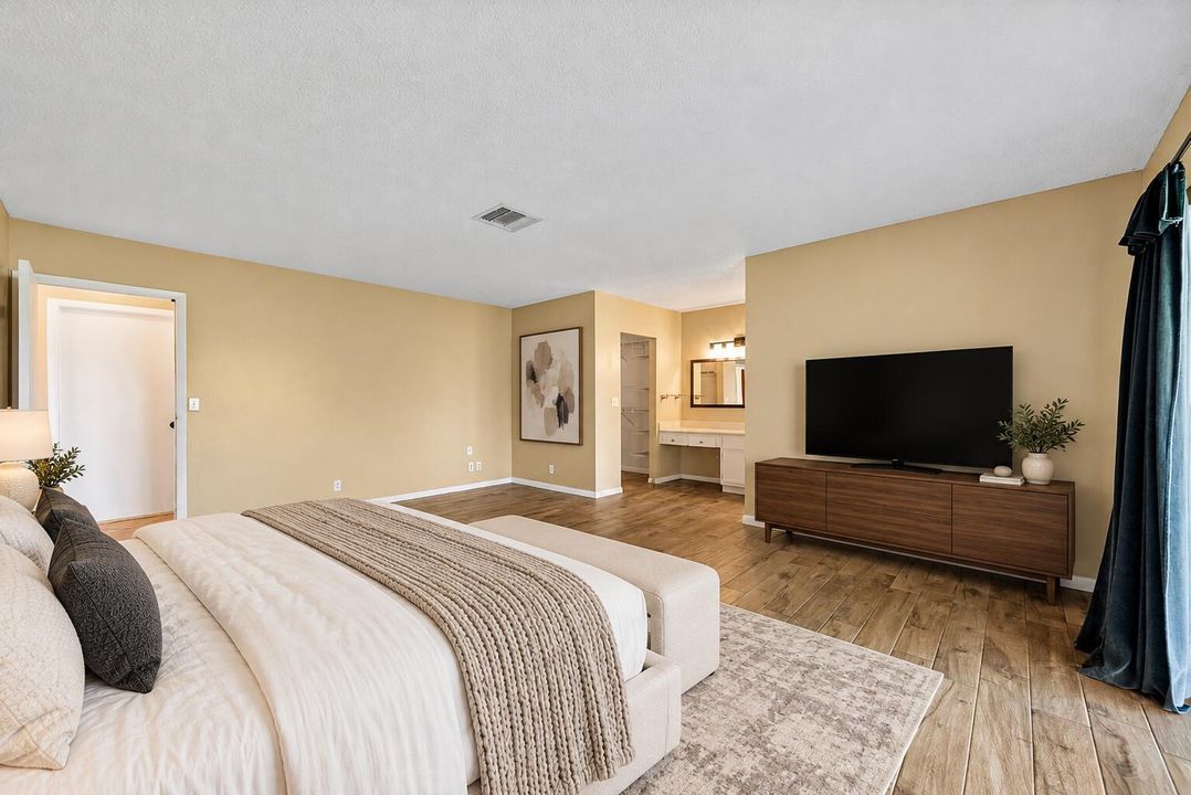 Master bedroom2