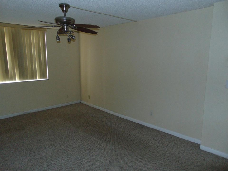 18'2" X 11'10 MAIN BEDROOM