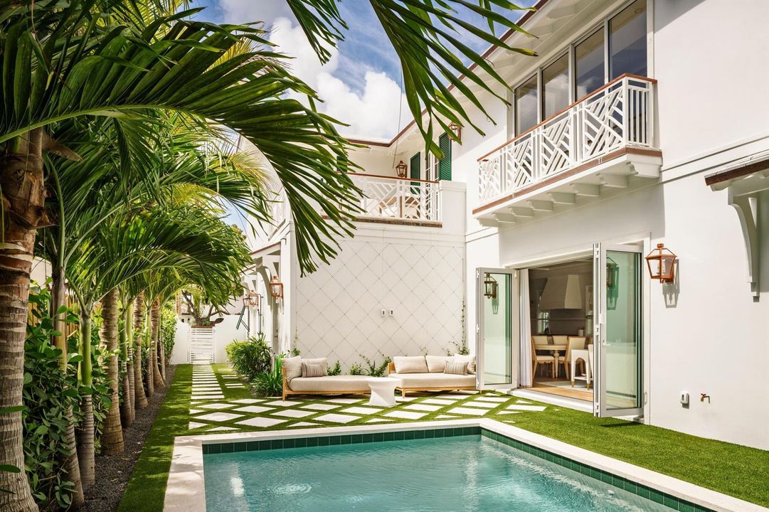 06 - Backyard pool with white balcony, p