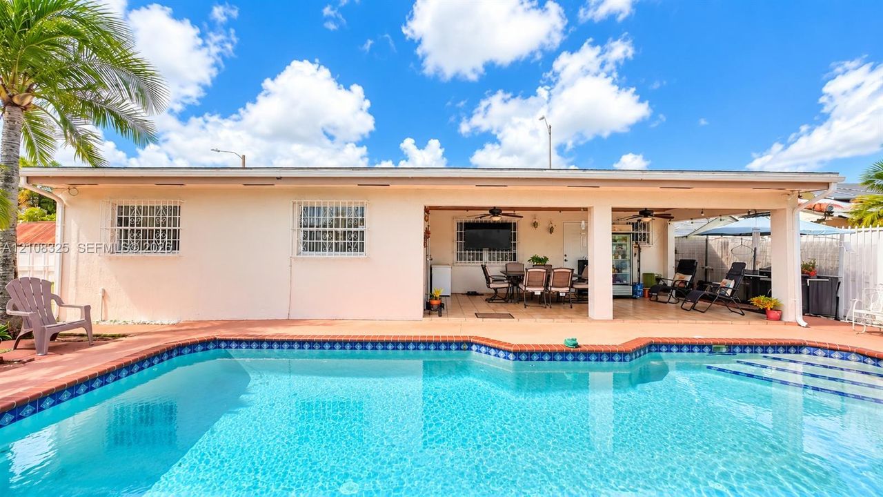 En Venta: $690,000 (3 camas, 2 baños, 1672 Pies cuadrados)