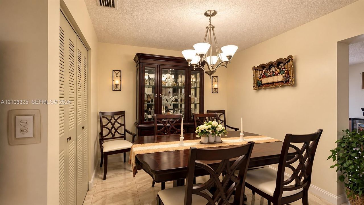 En Venta: $690,000 (3 camas, 2 baños, 1672 Pies cuadrados)