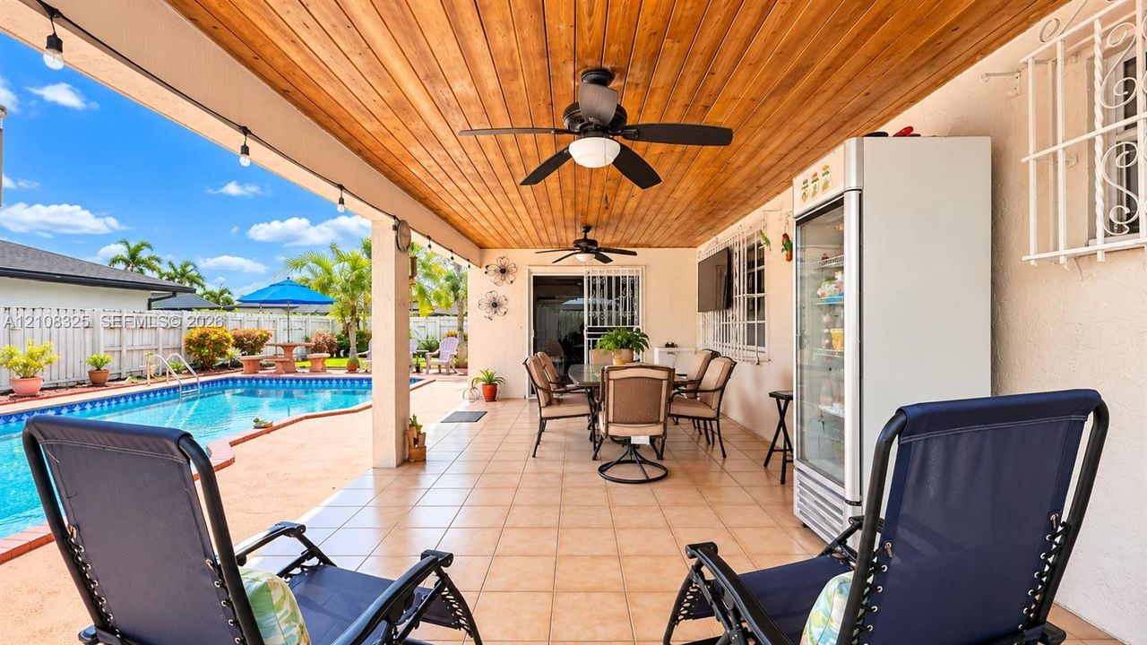 En Venta: $690,000 (3 camas, 2 baños, 1672 Pies cuadrados)