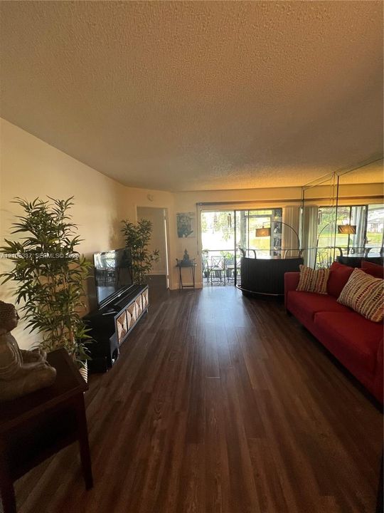 En Renta: $1,950 (2 camas, 2 baños, 970 Pies cuadrados)