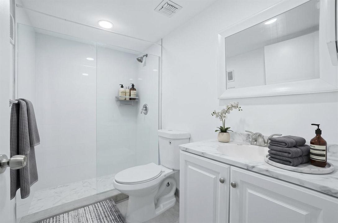 25-Bedroom-Bathroom stg