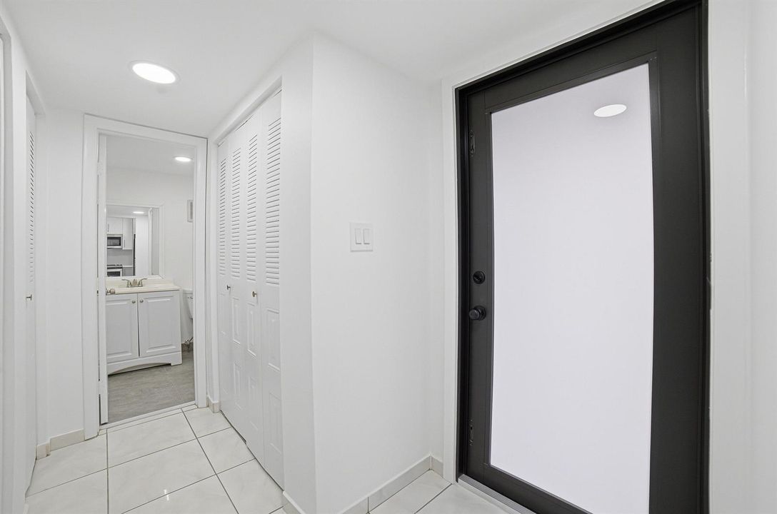 11-Entrance-Bathroom