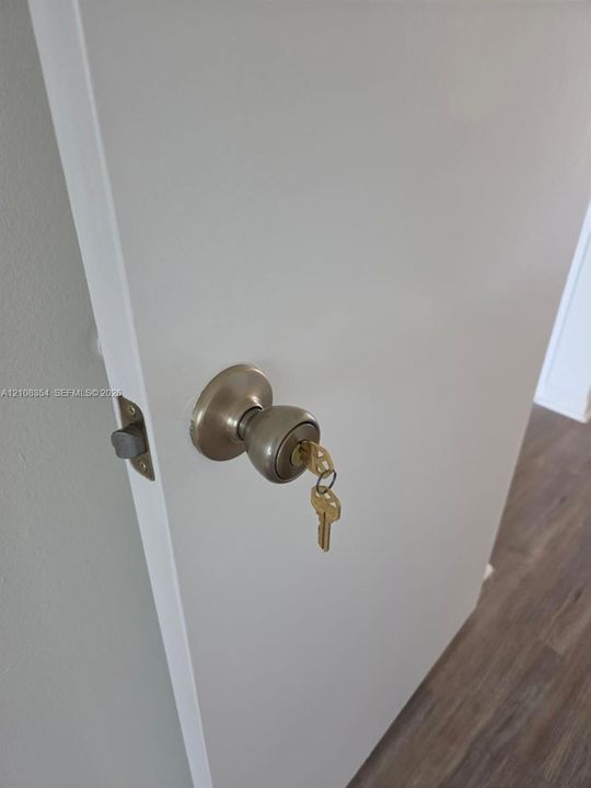 For Sale: $138,900 (2 beds, 1 baths, 819 Square Feet)