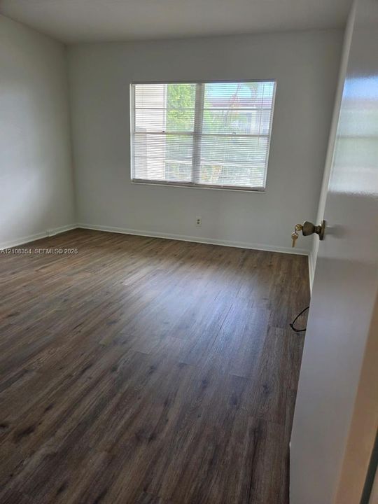 For Sale: $138,900 (2 beds, 1 baths, 819 Square Feet)