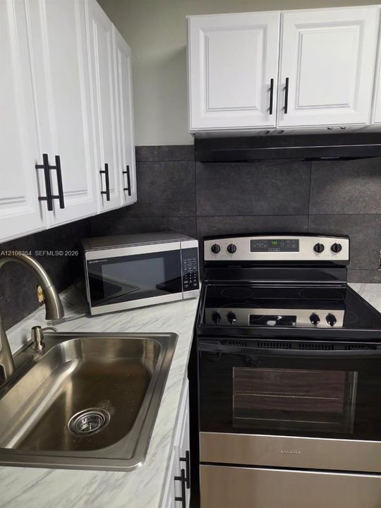 For Sale: $138,900 (2 beds, 1 baths, 819 Square Feet)