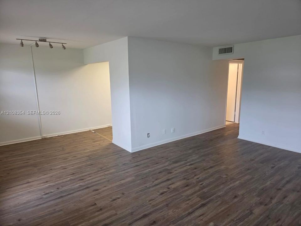 For Sale: $138,900 (2 beds, 1 baths, 819 Square Feet)