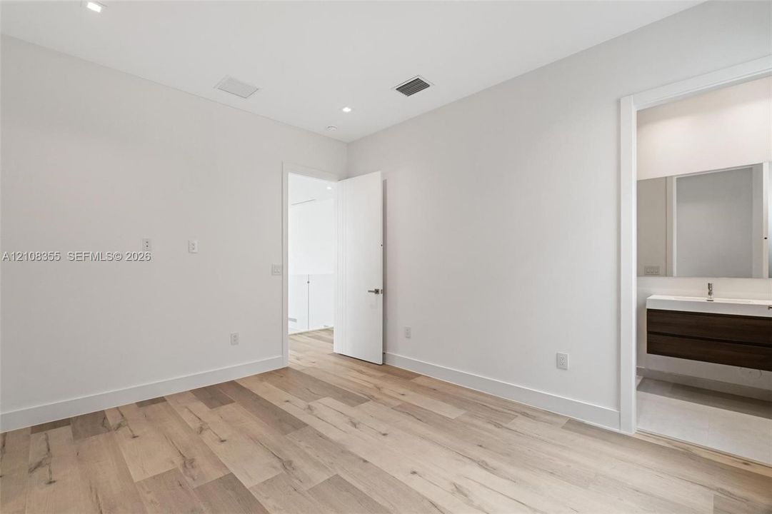 В аренду: $15,000 (5 спален, 5 ванн, 4067 Квадратных фут)