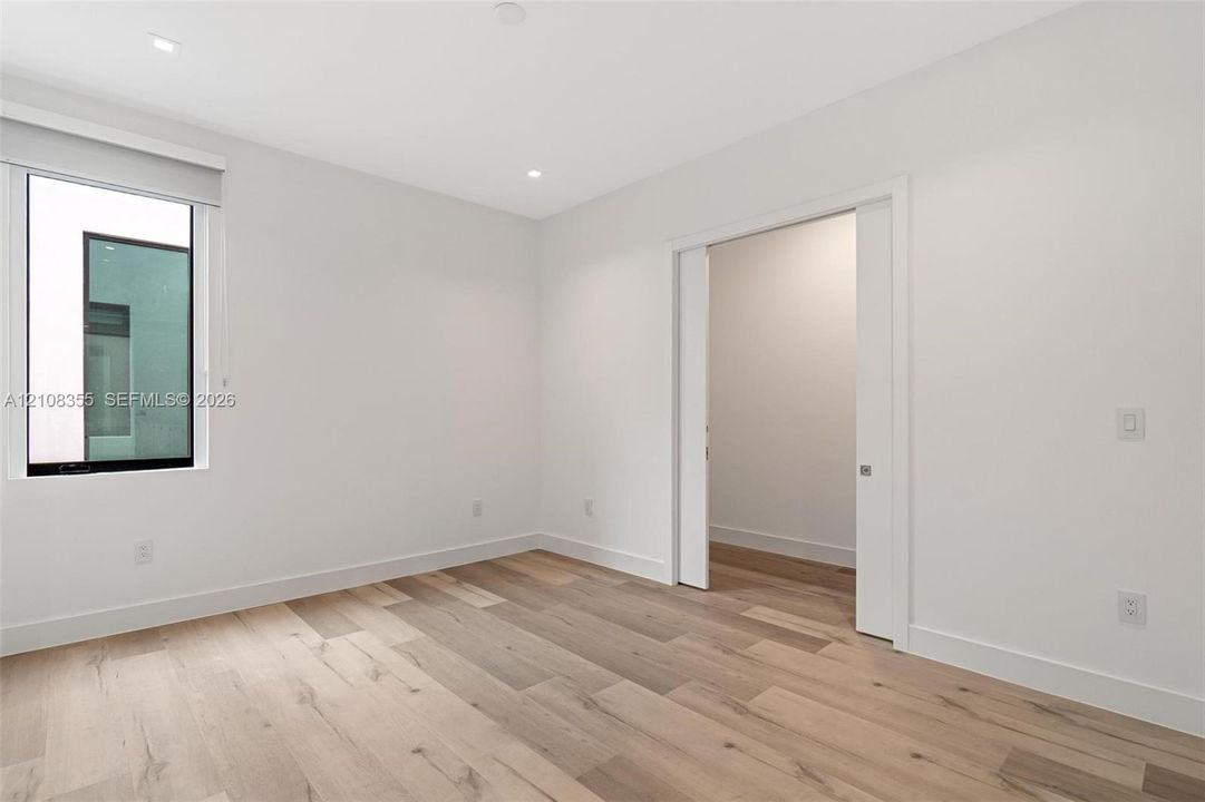 В аренду: $15,000 (5 спален, 5 ванн, 4067 Квадратных фут)