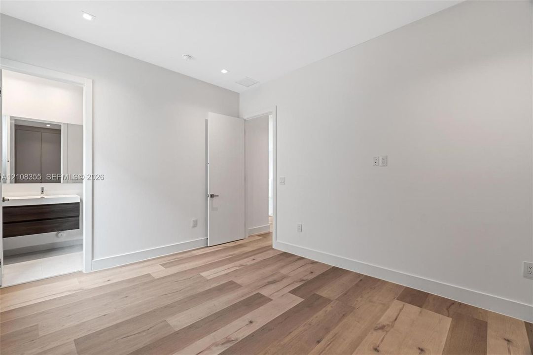 В аренду: $15,000 (5 спален, 5 ванн, 4067 Квадратных фут)