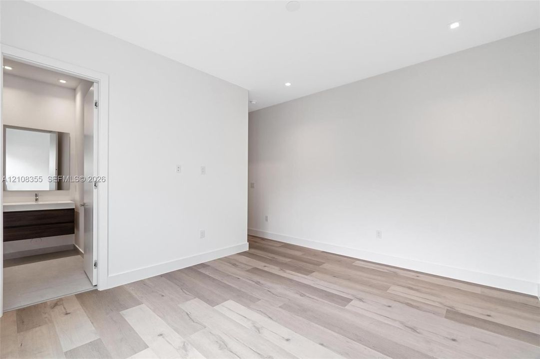 В аренду: $15,000 (5 спален, 5 ванн, 4067 Квадратных фут)