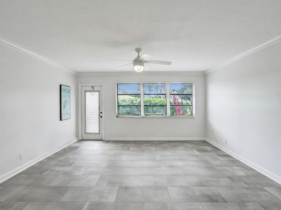 LARGE MAIN BEDROOM