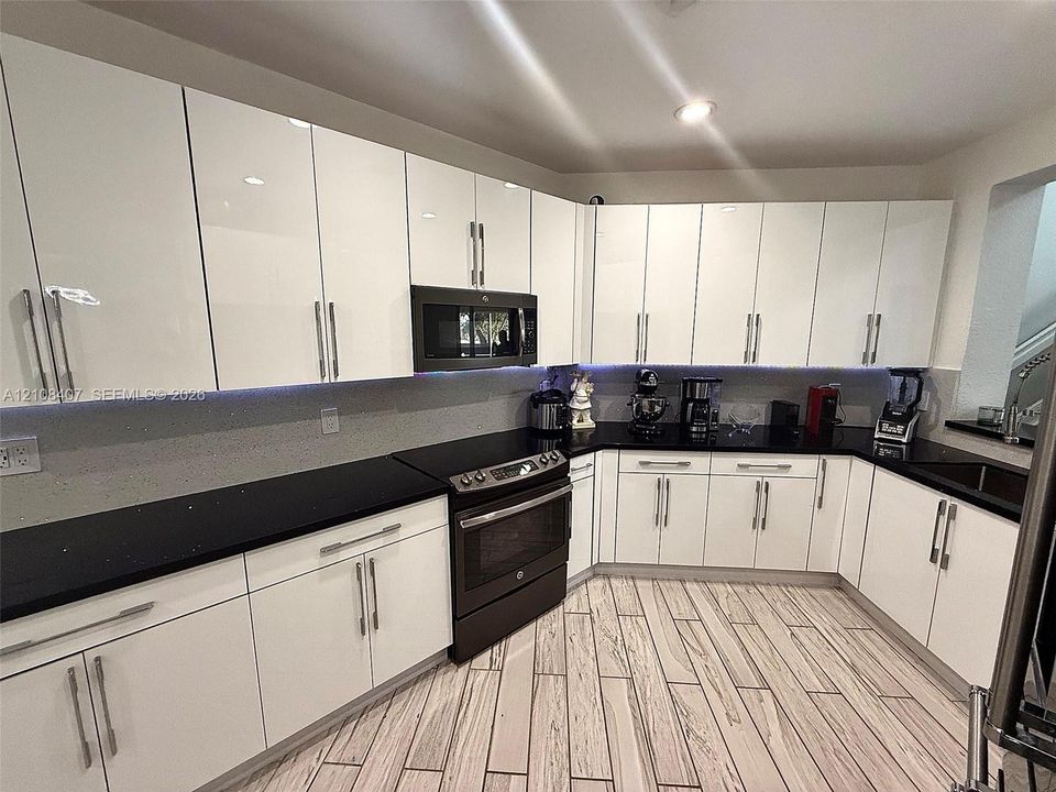 For Rent: $3,700 (3 beds, 3 baths, 2007 Square Feet)