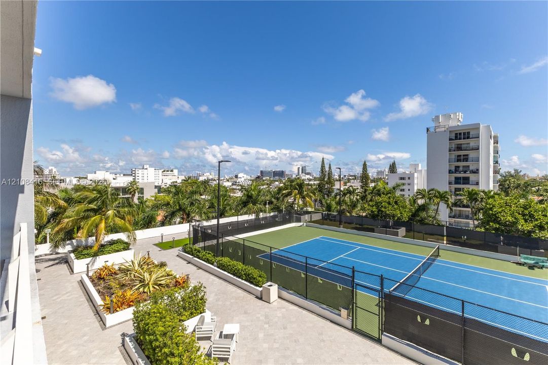 For Sale: $695,000 (2 beds, 2 baths, 1262 Square Feet)