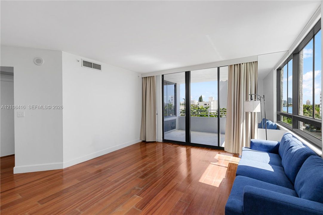 For Sale: $695,000 (2 beds, 2 baths, 1262 Square Feet)