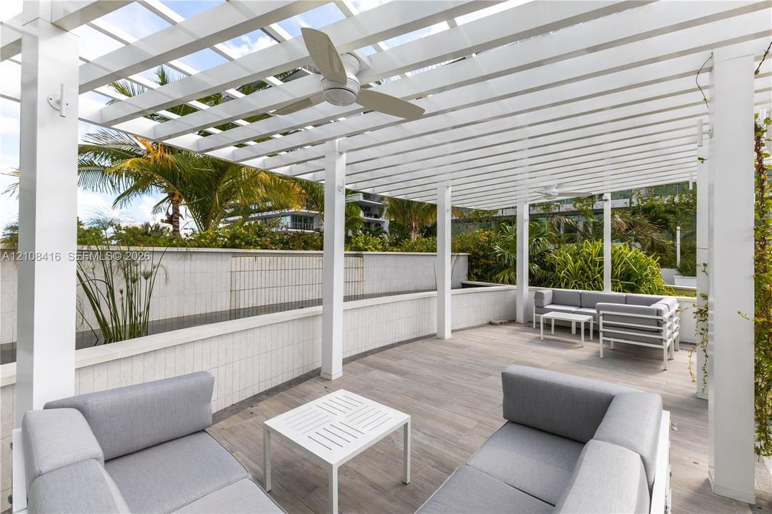For Sale: $695,000 (2 beds, 2 baths, 1262 Square Feet)