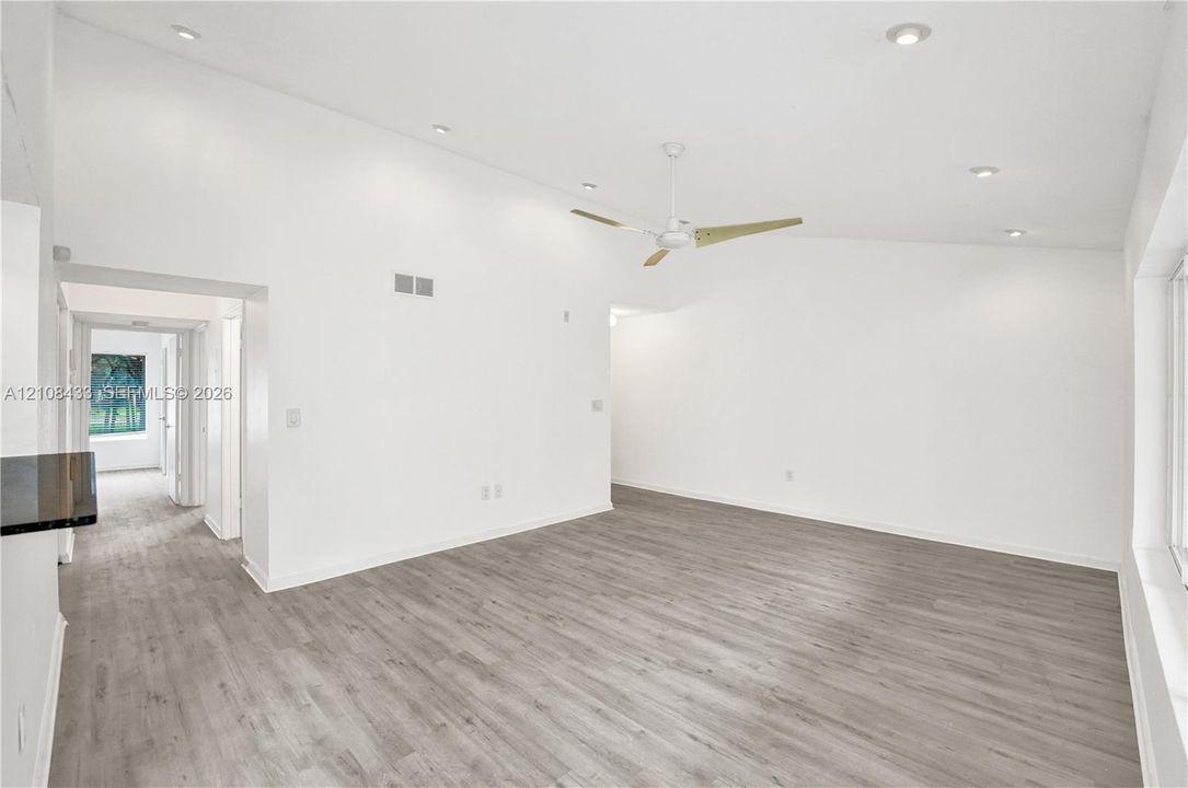 Vaulted ceilings featuring recessed lighting, a modern ceiling fan, and wood-finish flooring